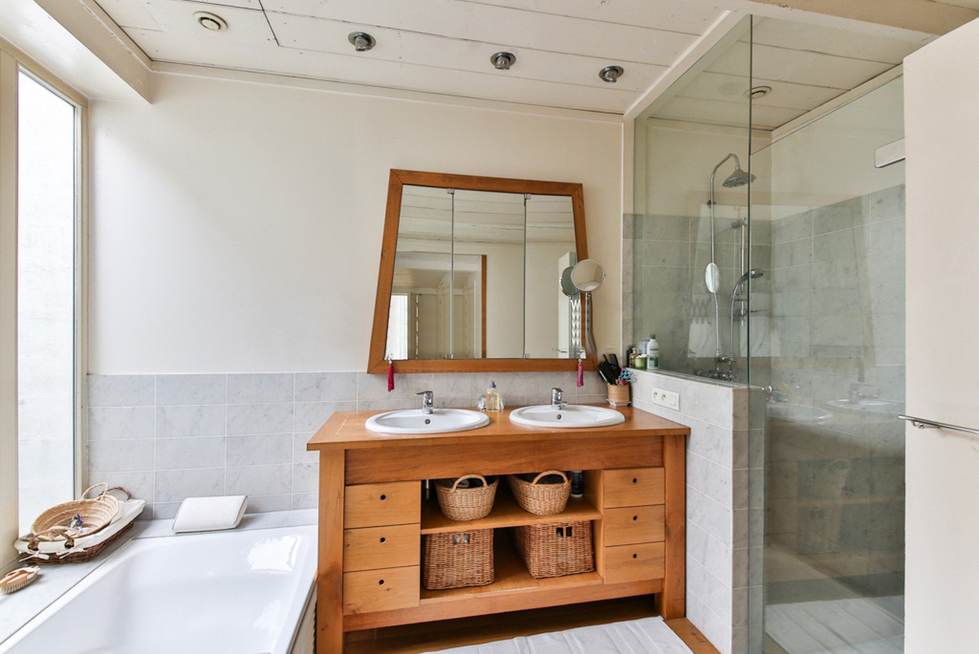bathroom-2132342_1920