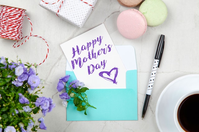 Tyrkysová obálka s kartou s nápisom Happy mother´s day.jpg