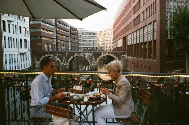 ľudia pri zábradlí.jpg